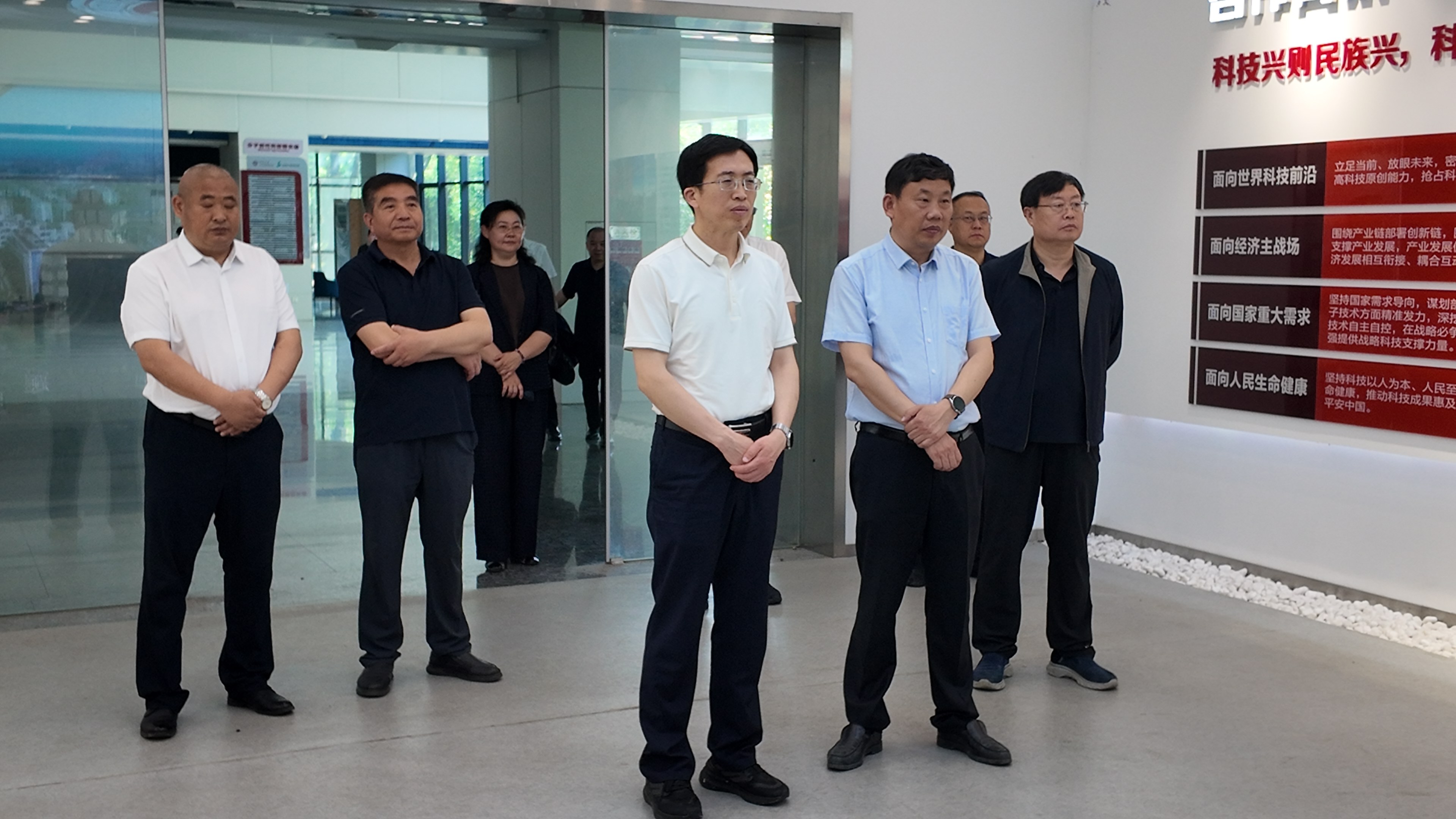 研究院要闻 | 泰安市委常委、组织部部长、市新材料产业链链长陈士贤一行到访北大苏南研究院并举行签约仪式